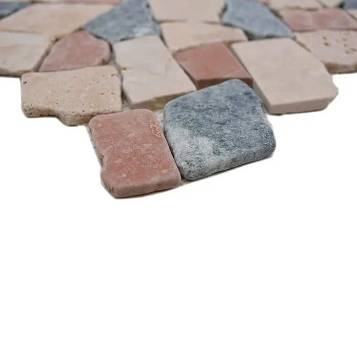 Mosaikfliese Mix CIOT 30/RND - 30,5 x 30,5 cm, Grau/Beige, Matt - Nahaufnahme von Mosaikfliesen in verschiedenen Farben und Formen, die ein interessantes Muster bilden.\n