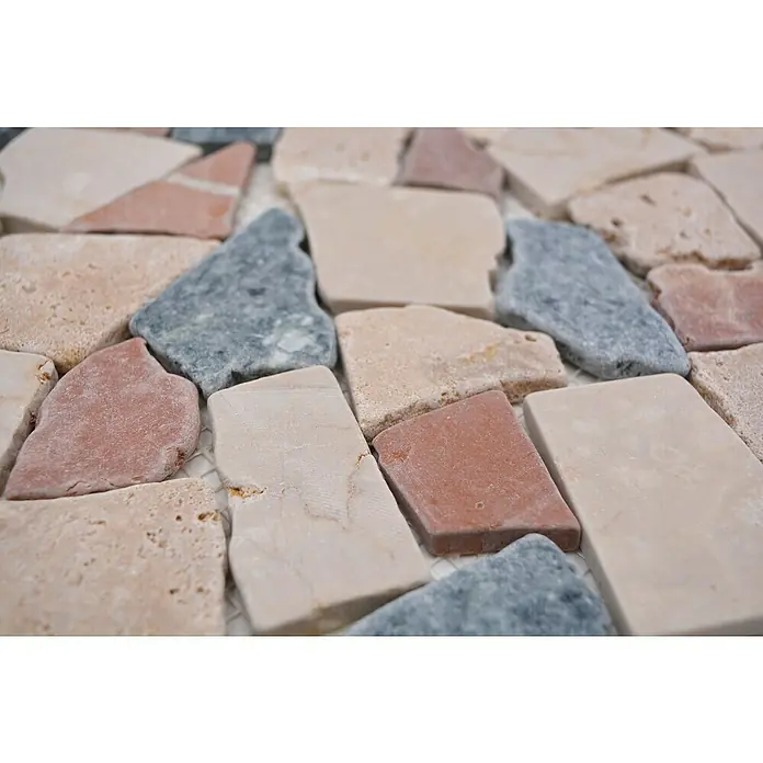 Mosaikfliese Mix CIOT 30/RND - 30,5 x 30,5 cm, Grau/Beige, Matt - Nahaufnahme von mehrfarbigen Naturstein-Mosaikfliesen, die eine Vielzahl von Formen und Texturen für ein einzigartiges Design zeigen.