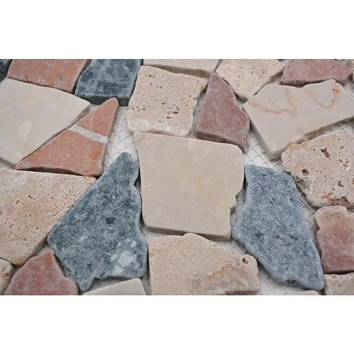 Mosaikfliese Mix CIOT 30/RND - 30,5 x 30,5 cm, Grau/Beige, Matt - Nahaufnahme von losen, unregelmäßigen Mosaikfliesen in verschiedenen Naturfarben, die ein rustikales Designelement zeigen.