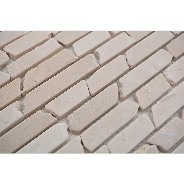 Mosaikfliese MOS BRICK 13R - 32,2 x 30,5 cm, Beige, Matt - Nahaufnahme eines Musters aus beigen, länglichen Marmor-Mosaikfliesen, die auf einem Netz angeordnet sind. Ideal für elegante Wand- und Bodenbeläge.