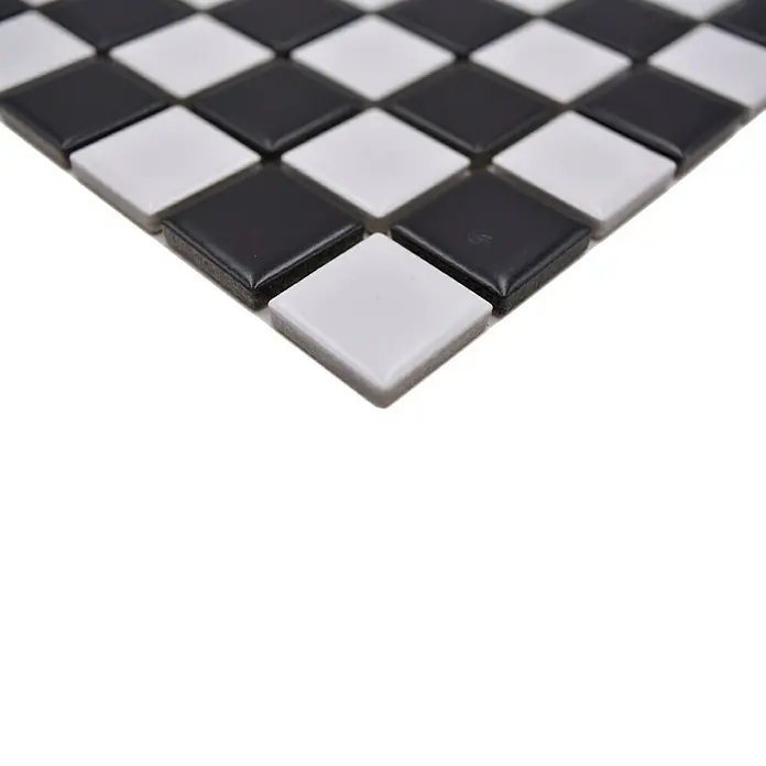 Mosaikfliese Quadrat Mix BM 148 - 32,6 x 30 cm, Schwarz/Weiß, Matt - Nahaufnahme von schwarzen und weißen Mosaikfliesen, die ein schachbrettartiges Muster bilden und eine elegante Oberfläche für jedes Interieur bieten.