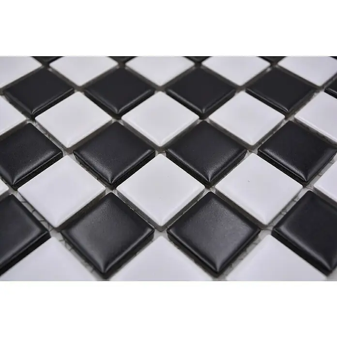 Mosaikfliese Quadrat Mix BM 148 - 32,6 x 30 cm, Schwarz/Weiß, Matt - Detailaufnahme eines Schachbrettmusters mit schwarzen und weißen Keramikfliesen, die ein klassisches und zeitloses Design zeigen.