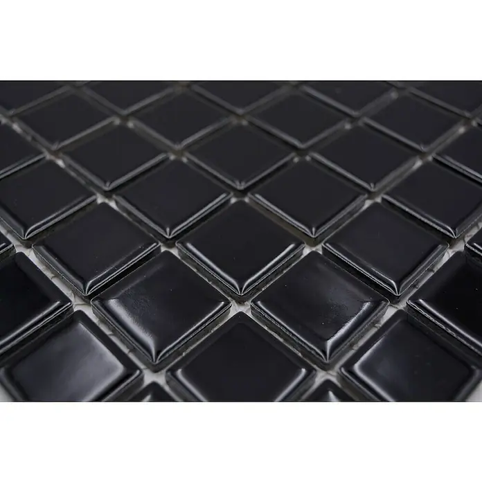Mosaikfliese Quadrat Uni B 890 - 32,6 x 30 cm, Schwarz, Glänzend - Nahaufnahme von schwarzen quadratischen Mosaikfliesen mit glänzender Oberfläche und weißen Fugen.