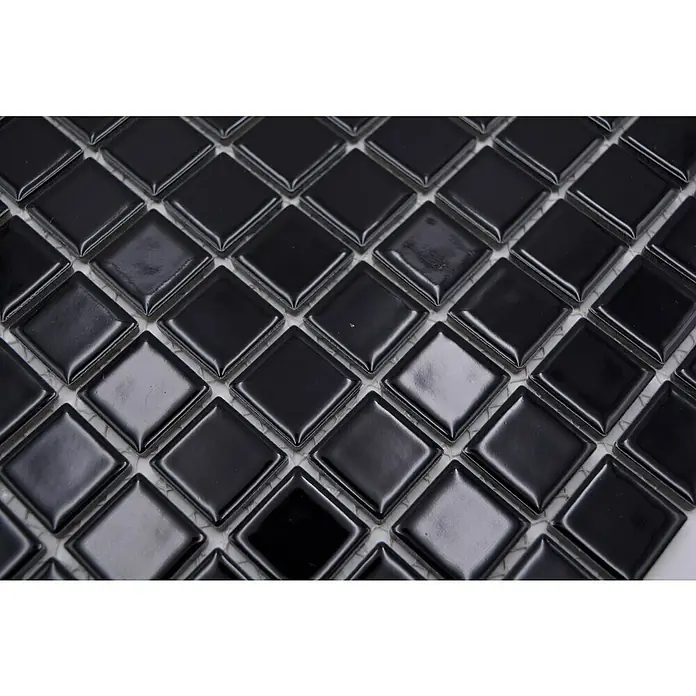 Mosaikfliese Quadrat Uni B 890 - 32,6 x 30 cm, Schwarz, Glänzend - Nahaufnahme eines Musters aus glänzenden, schwarzen quadratischen Mosaikfliesen, die dicht aneinander liegen.