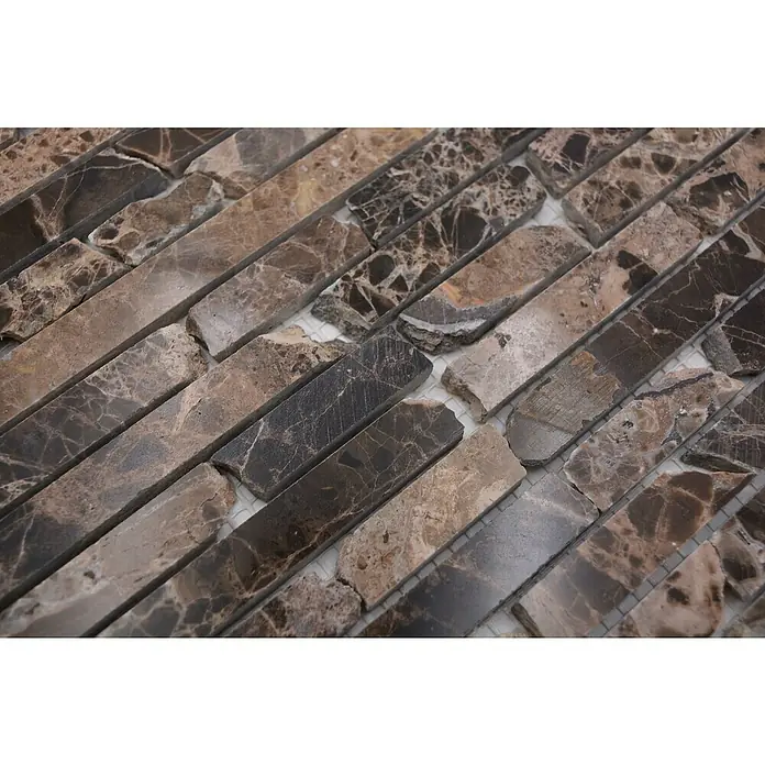 Mosaikfliese Brick MOS BRICK 2909 - 32,2 x 30,5 cm, Beige/Braun, Matt - Nahaufnahme eines Mosaiks aus braunem Marmor mit einem unregelmäßigen, natürlichen Design für eine rustikale, elegante Oberfläche.