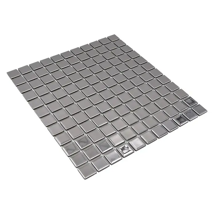 Mosaikfliese Quadrat Crystal CM 4SB2 - 32,7 x 30,2 cm, Silber, Glänzend - Bild eines Mosaiks aus silbernen Quadraten. Perfekt für Küche oder Bad, diese glänzenden Fliesen verleihen jedem Raum einen Hauch von Eleganz.
