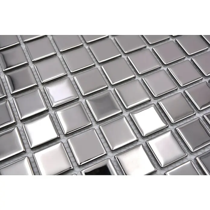Mosaikfliese Quadrat Crystal CM 4SB2 - 32,7 x 30,2 cm, Silber, Glänzend - Nahaufnahme von glänzenden, quadratischen Metallmosaikfliesen, die ein reflektierendes und modernes Designelement darstellen.