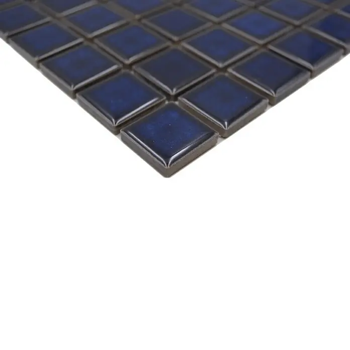 Mosaikfliese Quadrat Uni M 451 - 32,6 x 30 cm, Kobaltblau, Glänzend - Nahaufnahme von quadratischen, dunkelblauen Mosaikfliesen mit glänzender Oberfläche, ideal für Bad oder Küche.