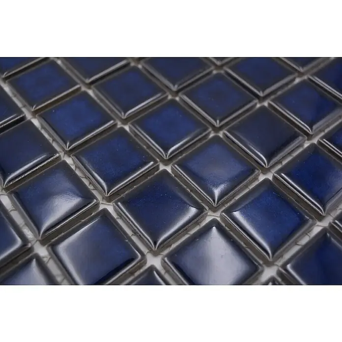 Mosaikfliese Quadrat Uni M 451 - 32,6 x 30 cm, Kobaltblau, Glänzend - Nahaufnahme eines Mosaiks aus glänzenden, dunkelblauen quadratischen Fliesen, die ein luxuriöses und modernes Erscheinungsbild erzeugen.