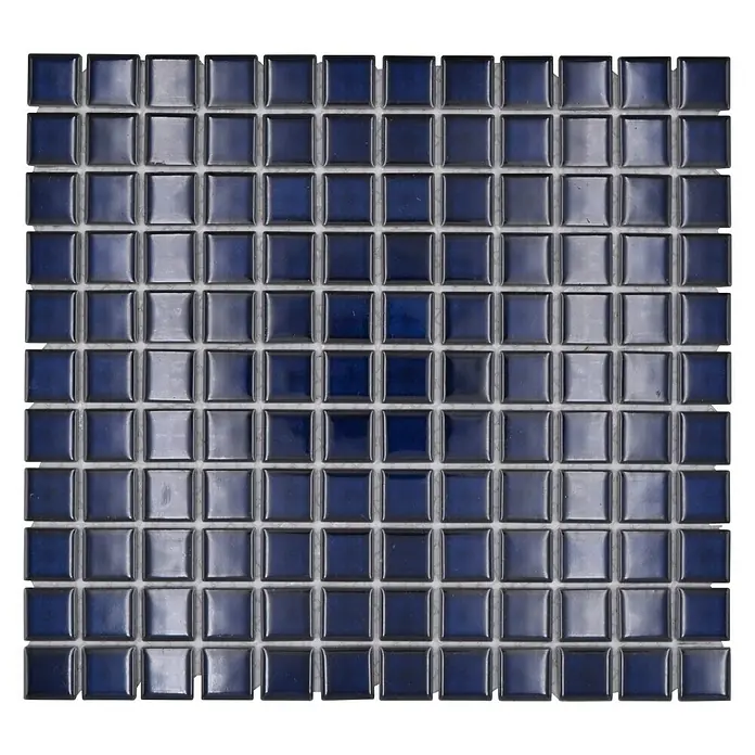 Mosaikfliese Quadrat Uni M 451 - 32,6 x 30 cm, Kobaltblau, Glänzend - Nahaufnahme von blauen Mosaikfliesen, die ein faszinierendes Muster für Badezimmer oder Küchenrückwände bilden. Die glänzende Oberfläche reflektiert das Licht.