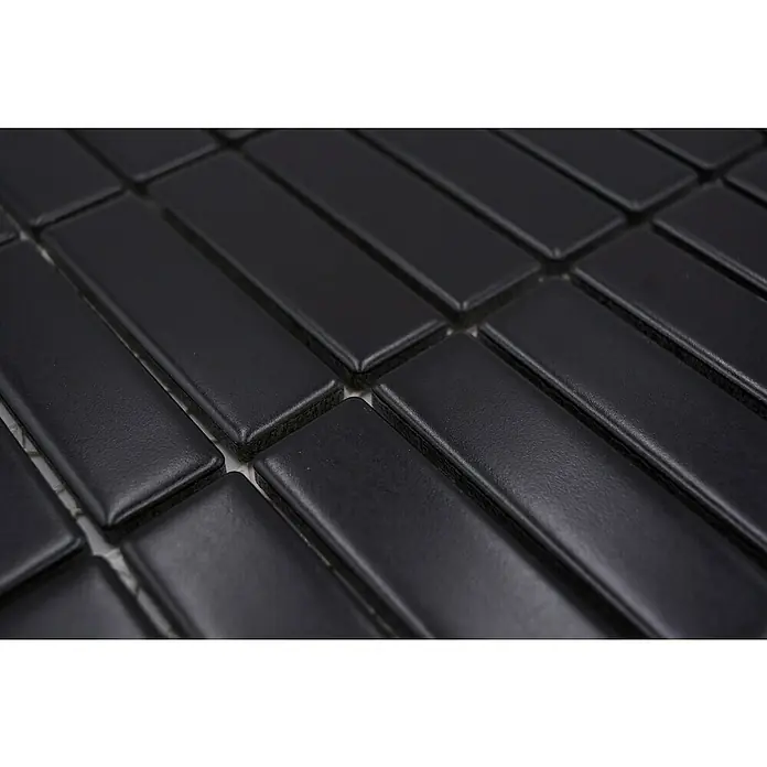 Mosaikfliese Stäbchen Uni ST 360 - 29,7 x 29 cm, Schwarz, Matt - Nahaufnahme von rechteckigen, schwarzen Kacheln, die ein elegantes und modernes Mosaikmuster bilden. Die glatte Oberfläche reflektiert sanft das Licht.