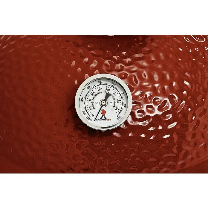 Kamado Joe Holzkohlegrill JOE JUNIOR - Durchmesser Grillfläche: 34 cm, Rot - Nahaufnahme des Kamado Joe Thermometers, das die Temperatur für Steaks und Braten anzeigt, eingebaut in einen roten Keramikgrill.