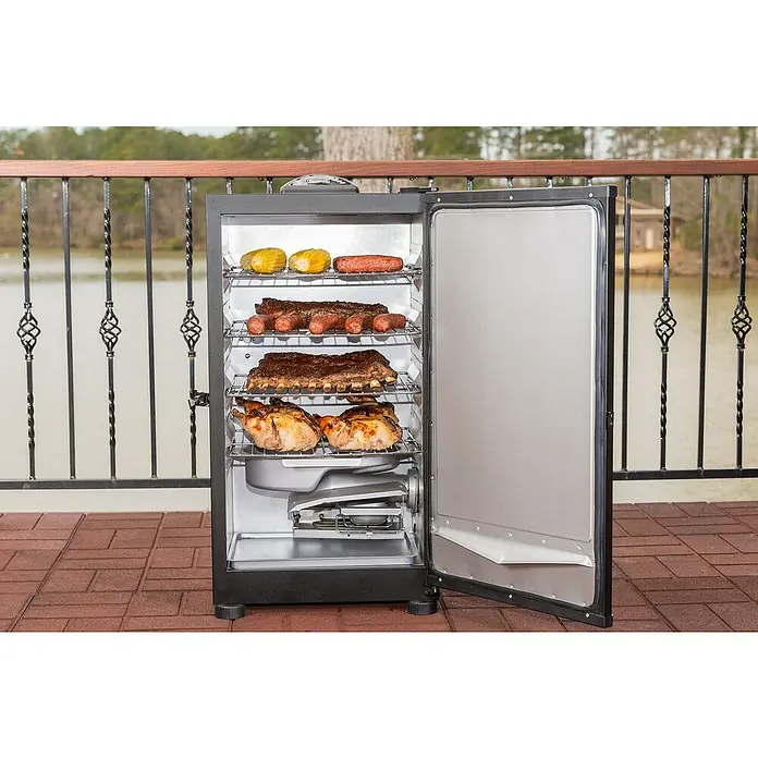 Masterbuilt Räucherofen MES 130B - B x T x H: 52 x 50,5 x 84,5 cm - Ein elektrischer Räucherofen voller köstlicher Speisen wie Hühnchen, Rippchen, Wurst und Mais, perfekt für ein Outdoor-Barbecue.