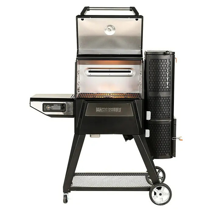 Masterbuilt Holzkohlegrill Gravity 560 Digital - Grillfläche (B x T): 56 x 38 cm, Schwarz - Das Bild zeigt einen Masterbuilt Holzkohlegrill mit offenem Deckel und digitaler Steuerung. Der Grill verfügt über einen Holzkohlebehälter und Räder für einfachen Transport.