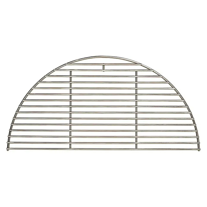 Kamado Joe Grillrost Edelstahl halbrund - L x B: 22,5 x 46,5 cm - Nahaufnahme eines halbrunden Edelstahl-Grillrosts mit horizontalen Stäben und Querstreben auf schwarzem Hintergrund.