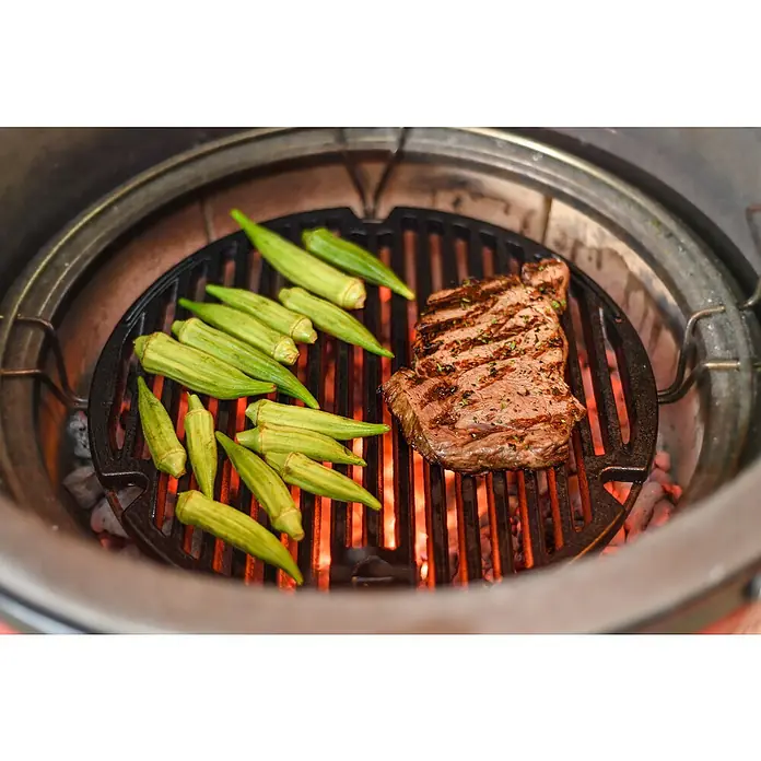 Kamado Joe Grillrost - Durchmesser: 35 cm, Gusseisen - Gegrilltes Steak und Okra auf einem Holzkohlegrill. Das saftige Steak und das frische Gemüse werden perfekt zubereitet.