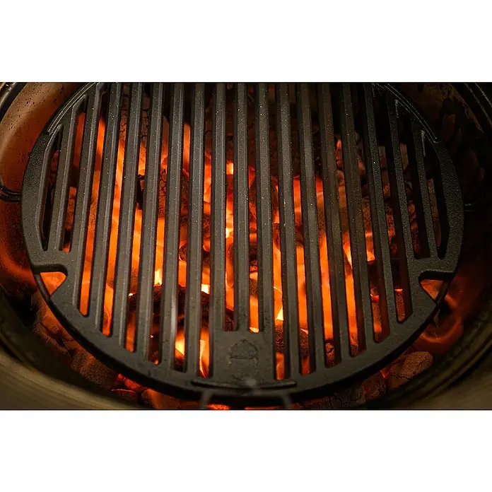 Kamado Joe Grillrost - Durchmesser: 35 cm, Gusseisen - Nahaufnahme eines runden Grillrosts über glühenden Kohlen, ideal für saftige Steaks und köstliche Grillgerichte.