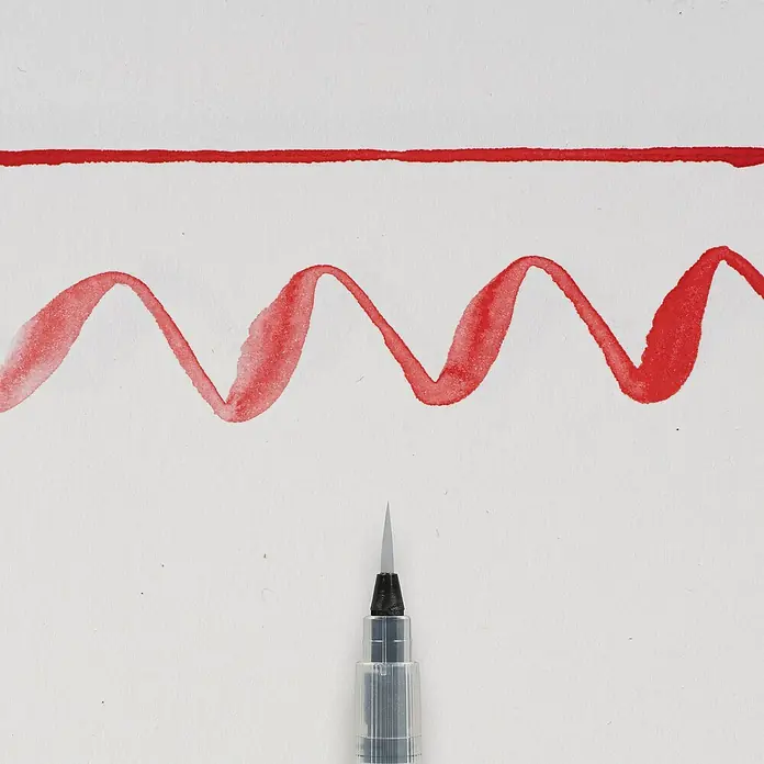 Talens Sakura Pincel artístico Koi - Fibra sintética, Plástico - Primer plano de un pincel de agua con pintura roja, utilizado para crear líneas finas y detalles artísticos. Perfecto para la pintura de acuarela.