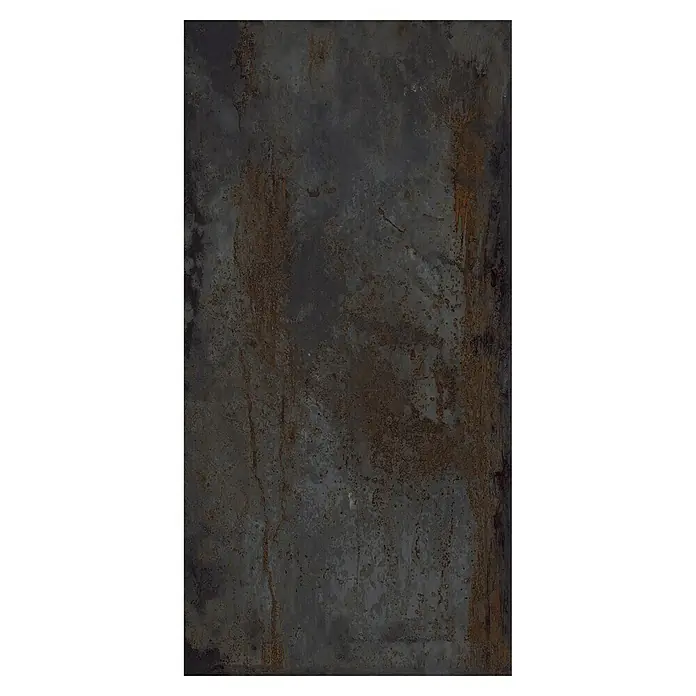 Feinsteinzeugfliese Flatiron - 60 x 120 cm, Schwarz, Matt - Detailansicht einer dunklen, texturierten Oberfläche mit Rostflecken, die einen industriellen oder Vintage-Look verleiht. Ideal für moderne Designs.