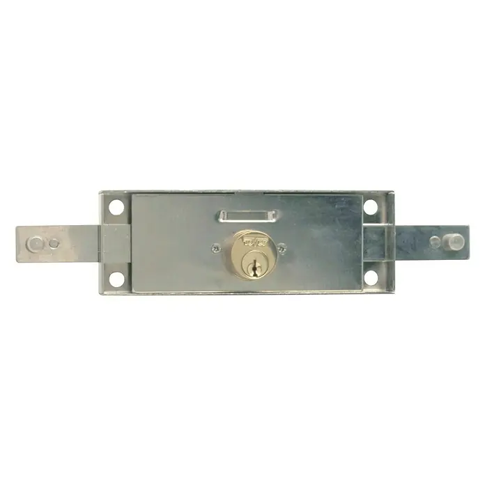 Tover Cerradura para persianas M50 - L x An: 157 x 50 mm, Zincado, Puertas metálicas enrollables - Primer plano de un cerrojo de puerta metálico con un cilindro dorado sobre un fondo negro.