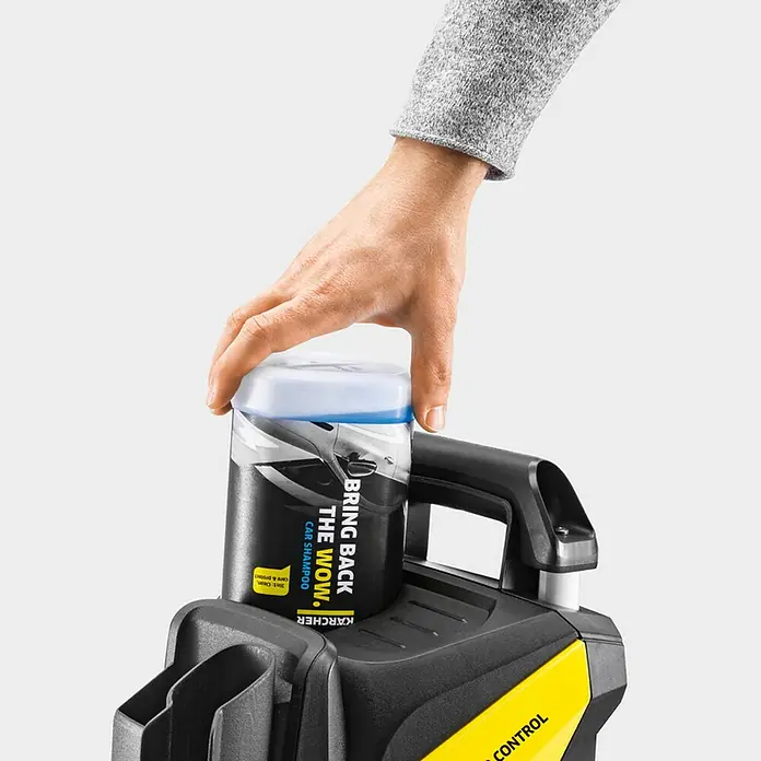Kärcher Hidrolimpiadora de alta presión K7 Smart Control - 180 bar, 3.000 W, Capacidad de bombeo: 600 l/h - Primer plano de una hidrolavadora Kärcher con champú para coches "Bring Back the Wow" insertado. El champú está listo para el lavado de coches.