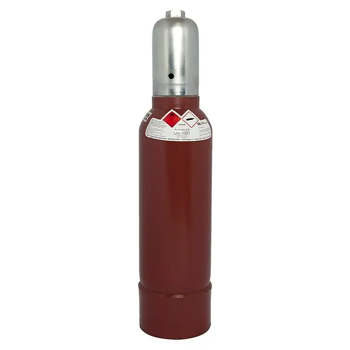 Tyczka Energy Acetylen-Flasche ohne Füllung*Fassungsvermögen: 5 l - Nahaufnahme einer Acetylen-Gasflasche, die für ihre hohe Entflammbarkeit und ihren verbreiteten Einsatz beim Schweißen bekannt ist.