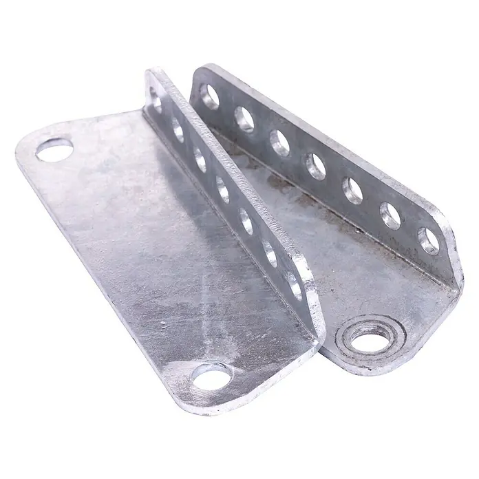 Stema Kielrollenhalter - Höhe: 210 mm, Geeignet für: Bootsanhänger - Nahaufnahme einer verzinkten Metallhalterung mit mehreren Löchern für Schrauben oder Bolzen.