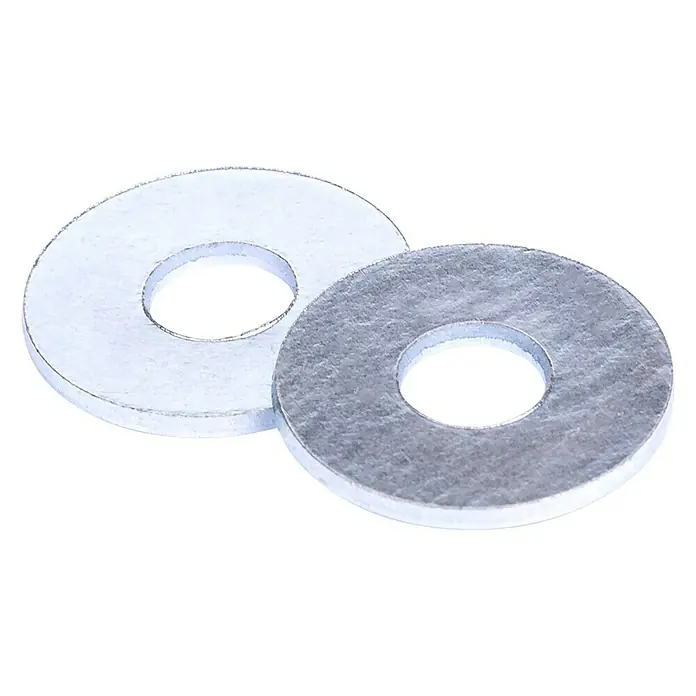 Stema Schrauben-Set für Stützkissen - 2 x Linsenschraube M8 x 30, 2 x Sechskant-Mutter M8, 2 x Scheibe (8,4 mm), 2 x Schutzkappe M8 - Zwei Unterlegscheiben aus Metall, die auf einer schwarzen Oberfläche liegen, wobei die vordere Scheibe eine ausgeprägte Textur aufweist.