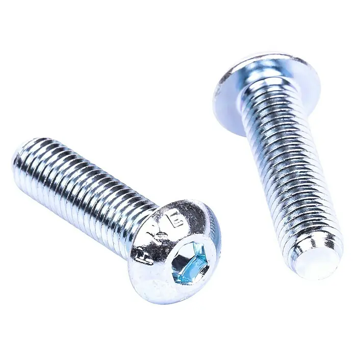 Stema Schrauben-Set für Stützkissen - 2 x Linsenschraube M8 x 30, 2 x Sechskant-Mutter M8, 2 x Scheibe (8,4 mm), 2 x Schutzkappe M8 - Nahaufnahme von zwei glänzenden Zylinderschrauben mit Innensechskant auf schwarzem Hintergrund.