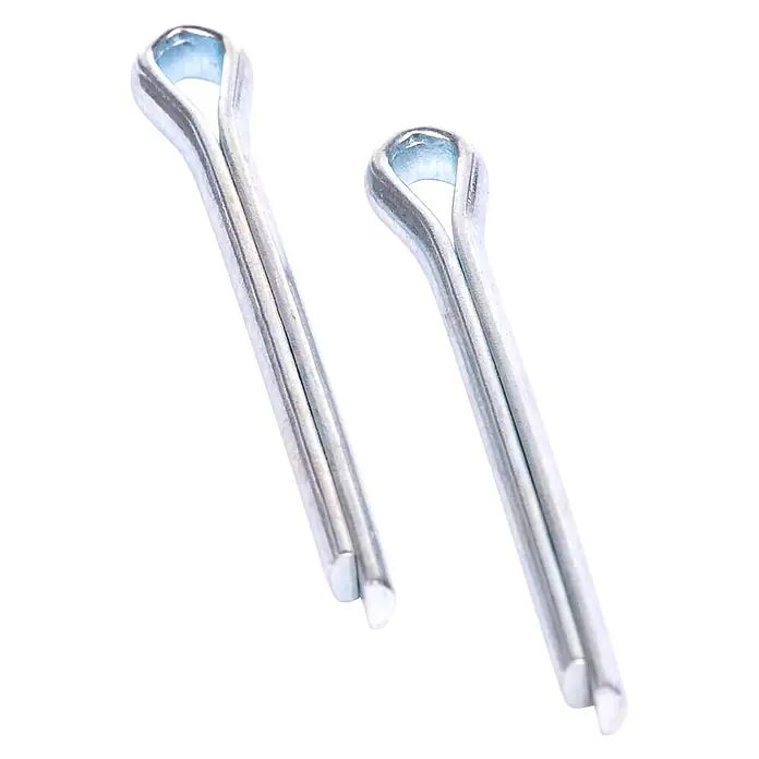 Stema Zubehör-Set für Pendelrolle - 4 x Scheibe, 2 x Splint - Zwei Splinte aus Metall, glänzend und neu, liegen vor einem schwarzen Hintergrund. Sie dienen zur Sicherung von Verbindungen.
