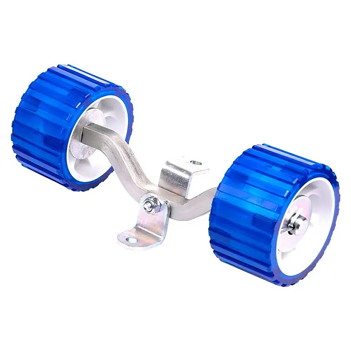 Stema Pendelrolle - Ø x L: 127 mm x 34,1 cm, Traglast: 200 kg - Nahaufnahme eines Bootsanhängers mit blauen Rollen und silberner Halterung auf schwarzem Hintergrund.