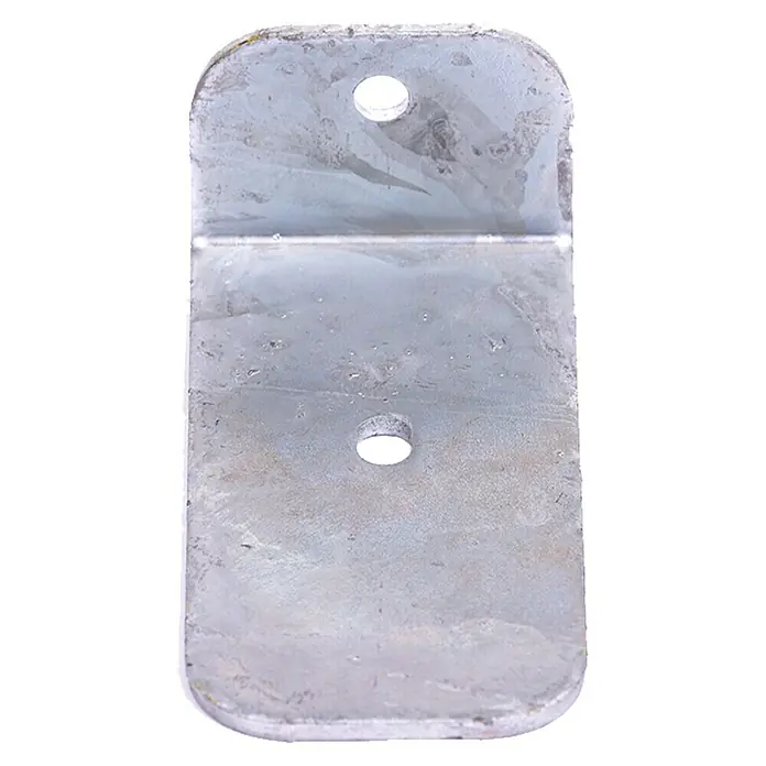 Stema Winkel für Stützkissen - L x B x H: 12,25 x 6 x 3,6 cm, 2 Stk. - Nahaufnahme einer verzinkten Winkelhalterung mit zwei Löchern zur Befestigung. Abgenutzte Oberfläche verleiht dem Metallstück Charakter.