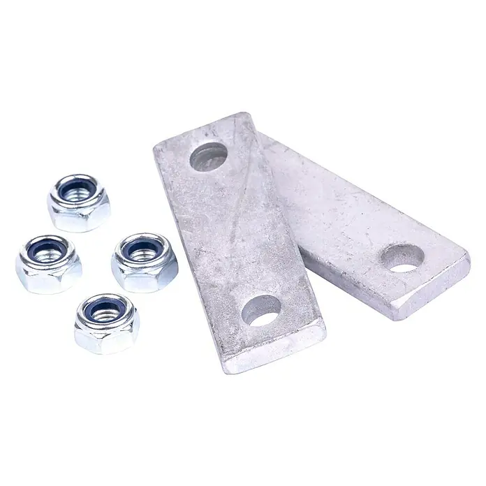 Klemmplatte - 63 mm, Passend für: Bügelschrauben M10, Stahl, Verzinkt, 2 Stk. - Nahaufnahme von vier Sechskantmuttern und zwei grauen, rechteckigen Metallplatten mit einem Loch in der Mitte.