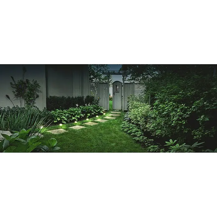 Ledvance LED-Lichterkette9,25 m, Lichtfarbe: Warmweiß - Gartenbeleuchtung entlang eines Steinpfads, die eine warme und einladende Atmosphäre schafft. Ideal für stimmungsvolle Akzente im Außenbereich.