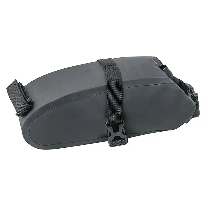 Satteltasche - Volumen: 1 l, Wasserdicht, Schwarz - Nahaufnahme einer schwarzen Fahrradtasche mit Riemen und Schnalle, ideal für Radtouren und Ausflüge.