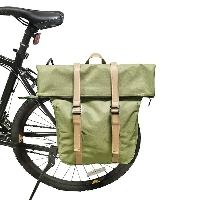 Gepäckträgertasche Retro - Volumen: 25 l, Grün, Tragegriff - Grüne Fahrradtasche mit hellbraunen Riemen an einem Fahrrad befestigt. Praktisch für den Transport von Gegenständen beim Radfahren.