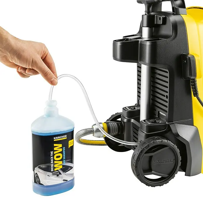 Kärcher Hidrolimpiadora de alta presión K4 Compact UM - 130 bar, 1.800 W, Capacidad de bombeo: 420 l/h - La hidrolimpiadora Kärcher en acción con una botella de champú para coches para un rendimiento de limpieza óptimo.