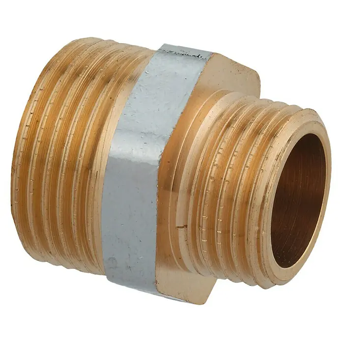 Reduziernippel - ½″ x ⅜″, Messing, Verchromt - Nahaufnahme eines goldenen Messingnippels mit Gewinde, der für Sanitärinstallationen und Rohrverbindungen verwendet wird.