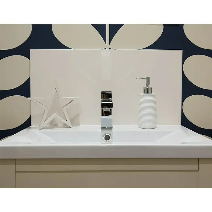 D-c-fix Klebefolie Uni Lack - 200 x 45 cm, Magnolie, Selbstklebend - Waschbecken mit Armatur, Seifenspender und Deko-Stern vor blau-weiß gemusterter Wand.
