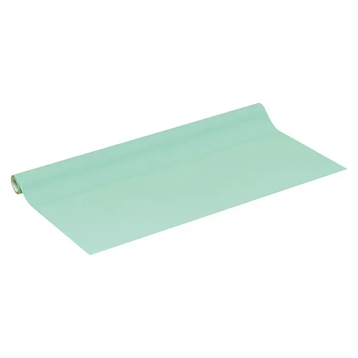 D-c-fix Klebefolie Uni Lack - 200 x 45 cm, Mint, Selbstklebend - Eine Rolle mintgrünes Geschenkpapier ist teilweise aufgerollt und liegt vor einem schwarzen Hintergrund. Das Papier hat eine glatte Oberfläche.