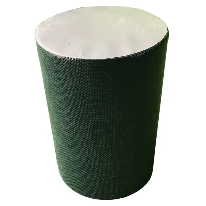 Nahtband Kunstrasen - L x B: 10 m x 12 cm, Grün - Das Bild zeigt ein zylindrisches Objekt mit einer weißen Oberseite und einer dunkelgrünen, strukturierten Oberfläche.