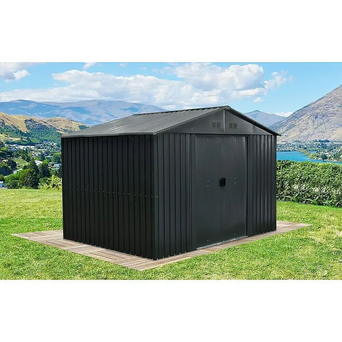 Floraworld Gerätehaus - Außenmaß inkl. Dachüberstand (B x T): 301 x 303 cm, Stahl - Ein modernes, anthrazitfarbenes Gerätehaus mit einem Satteldach steht auf einer Holzterrasse und bietet praktischen Stauraum im Garten.