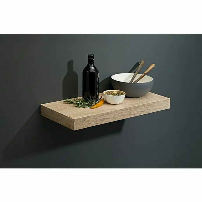 Dolle Wandboard Big Boy - L x B x H: 57 x 25 x 5 cm, Eiche, Belastbarkeit: 30 kg - Ein modernes Holzregal an einer grauen Wand mit einer Flasche, einer Schüssel und Gewürzen dekoriert. Das Regal ist schlicht und elegant.