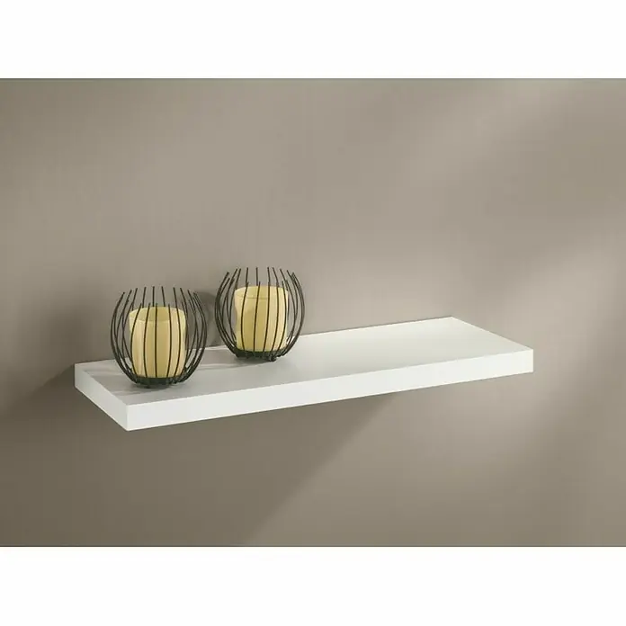 Dolle Wandboard Big Boy - L x B x H: 90 x 30 x 5 cm, Weiß, Belastbarkeit: 30 kg - Schweberegal mit zwei dekorativen Kerzenhaltern. Das weiße Regal ist an einer grauen Wand befestigt und bietet Platz für die schwarzen Kerzenhalter.