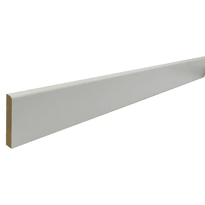 Bariperfil Cornisa Blanca - 240 cm x 40 mm x 5 mm - Primer plano de un zócalo blanco. El zócalo es sencillo y moderno, adecuado para muchos estilos de diseño de interiores.