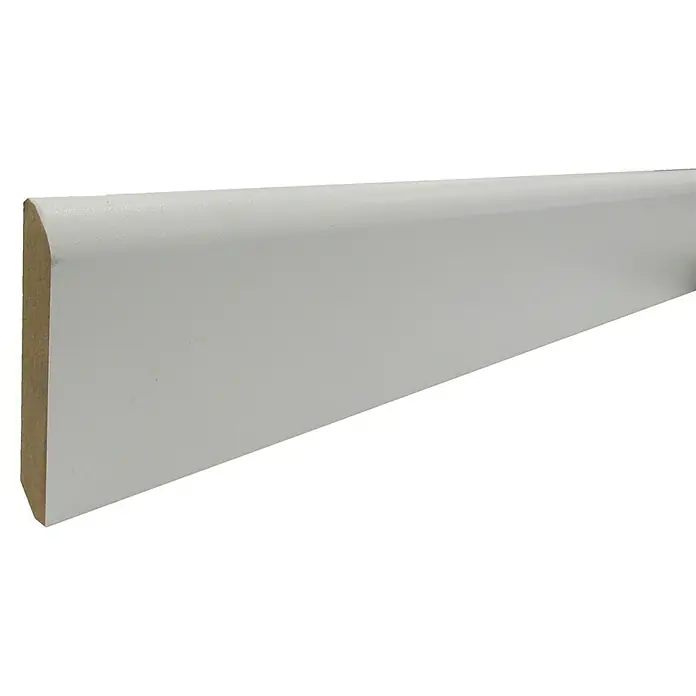 Bariperfil Rodapié Blanco - 244 cm x 70 mm x 10 mm, MDF - Primer plano de un rodapié blanco con bordes redondeados, que ofrece una estética elegante y limpia para cualquier habitación.