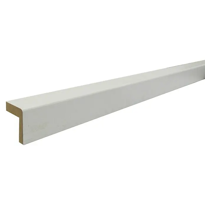 Bariperfil Cantonera y remate Blanco - 244 cm x 30 mm x 25 mm, Madera - Primer plano de un solo zócalo blanco. El zócalo tiene un diseño simple y moderno, perfecto para cualquier habitación.