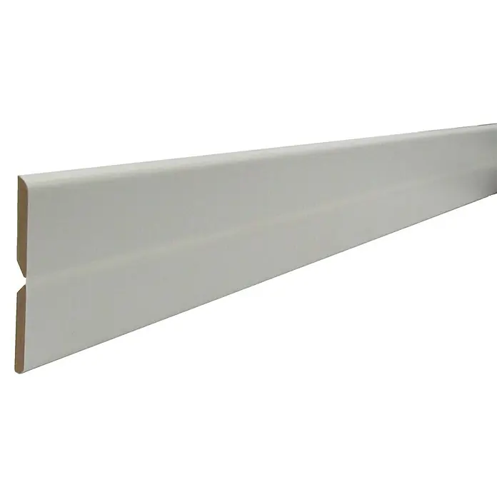 Bariperfil Cantonera angular - 260 x 3 x 3 cm, Madera - Primer plano de un zócalo blanco con un perfil simple sobre un fondo negro.