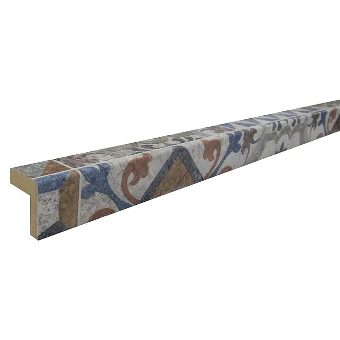 Bariperfil Perfil de acabado y remate Hidráulico Marino - 2,44 m x 25 mm x 30 mm - La foto presenta un borde decorativo con un patrón intrincado en varios colores, ideal para embellecer los bordes de los azulejos.