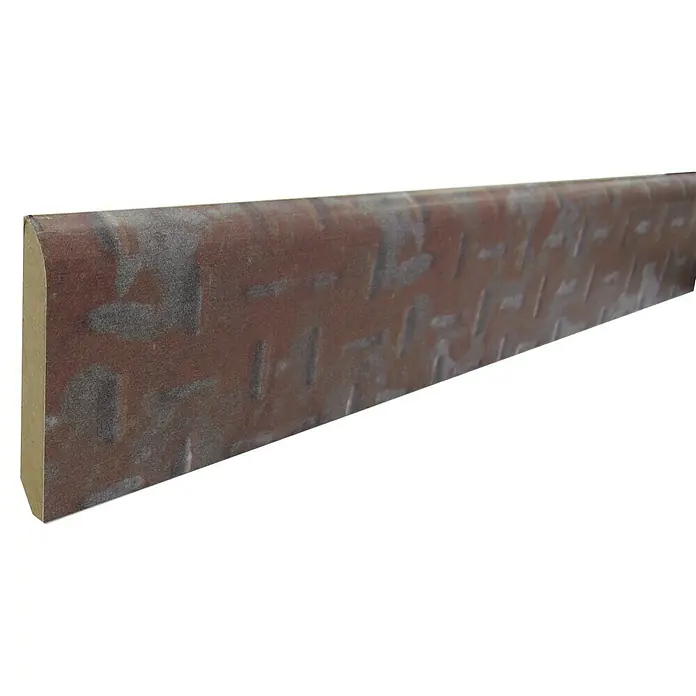 Bariperfil Rodapié Factory - 2,44 m x 10 mm x 70 mm - Primer plano de un zócalo estampado sobre un fondo negro.